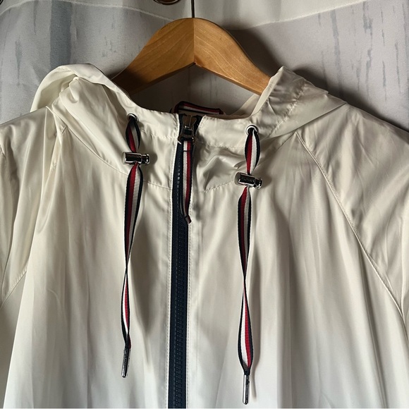 🎉HP🎉 Tommy Hilfiger White Women's Lightweight Weather Resistant Windbreaker - Picture 5 of 9